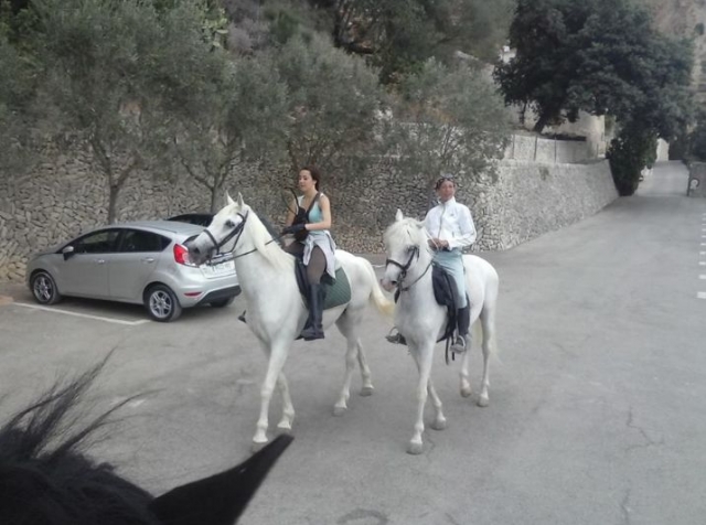 disfrutando de un paseo en caballos blancos.jpg